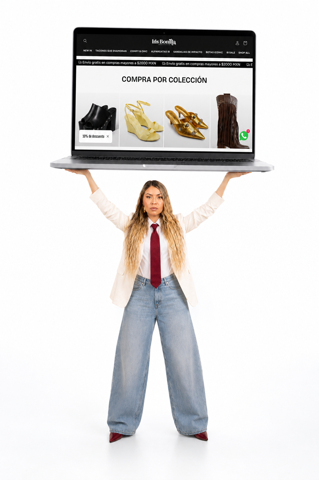 Alejandra sosteniendo una laptop con el diseño de la tienda Iris Bonilla Shoes